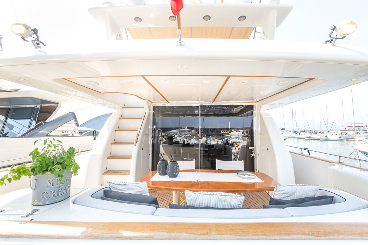 Uniesse72Fly_-(7)
